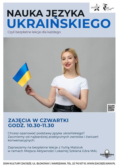 Dziewczyna w białej bluzce trzymająca w prawej ręce małą flagę Ukrainy