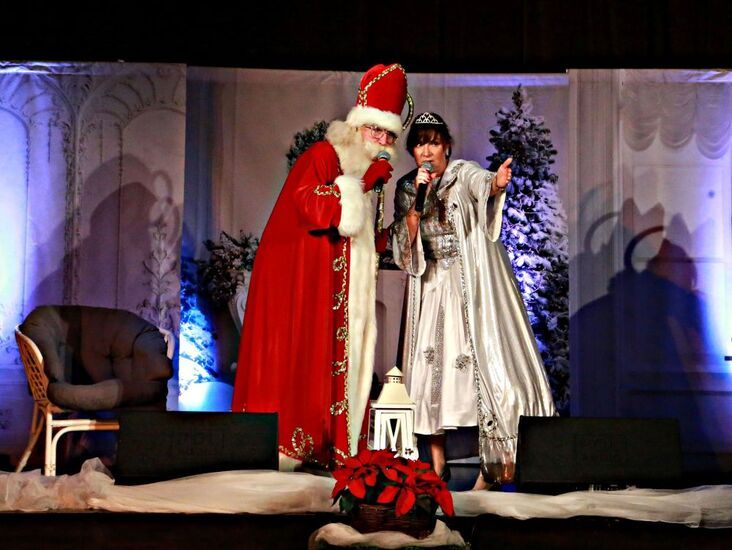 Śnieżynka i Święty Mikołaj przyglądający się publiczności