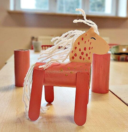 Koń wykonany za pomocą rolek po papierze, papieru i sznurka