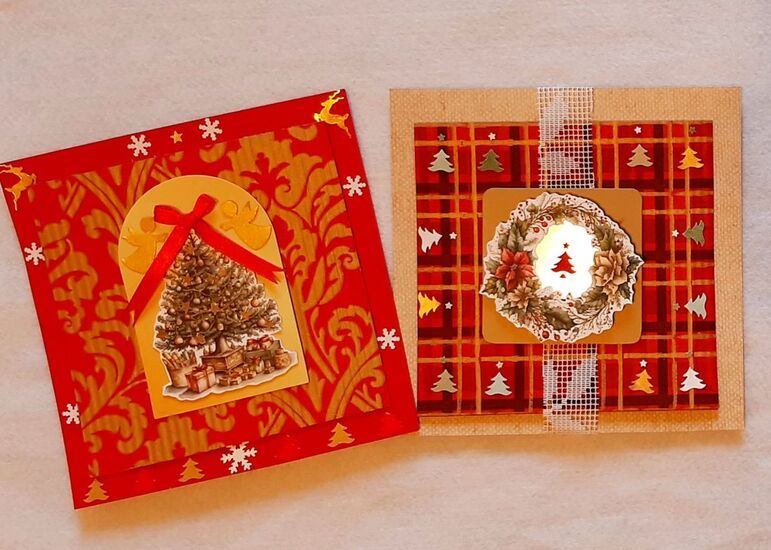 Dwie czerwone kartki świąteczne z choinkami wykonane w technice scrapbookingu