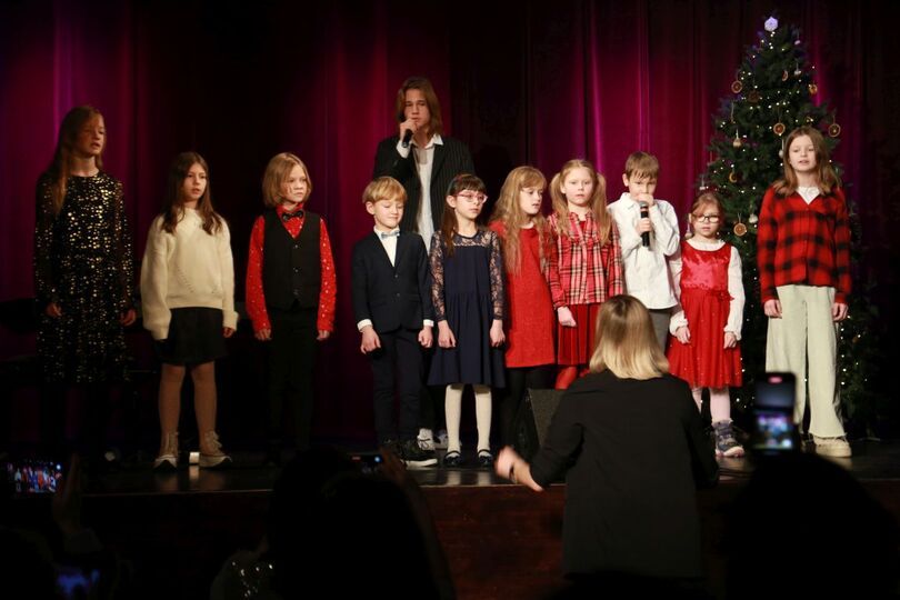 Dzieci i młodzież na scenie w świątecznych strojach