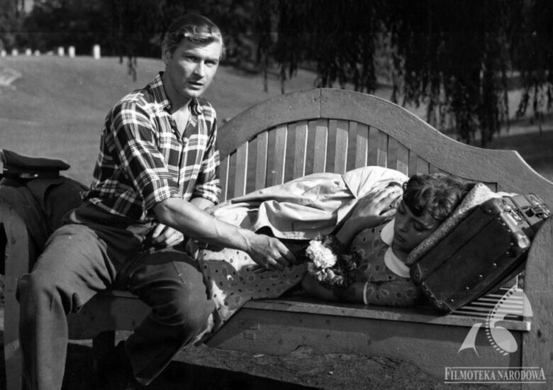 Foto: kadr z filmu Ewa chce spać w reżyserii Tadeusza Chmielewskiego, 1957, fot. Jerzy Stawicki / Filmoteka Narodowa / www.fototeka.fn.org.pl