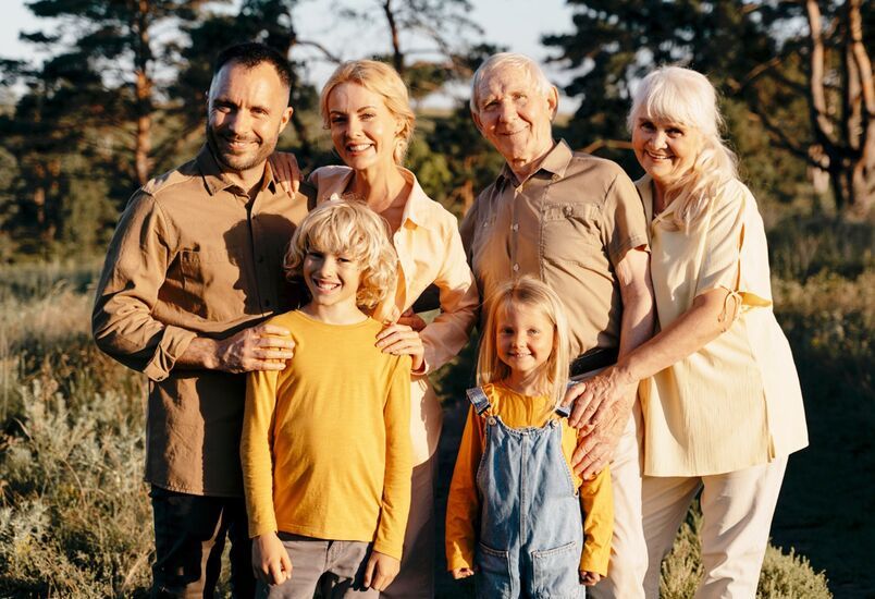 Zdjęcie z dziadkami, rodzicami i dziećmi stojącymi obok siebie z serdecznym wyrazem twarzy