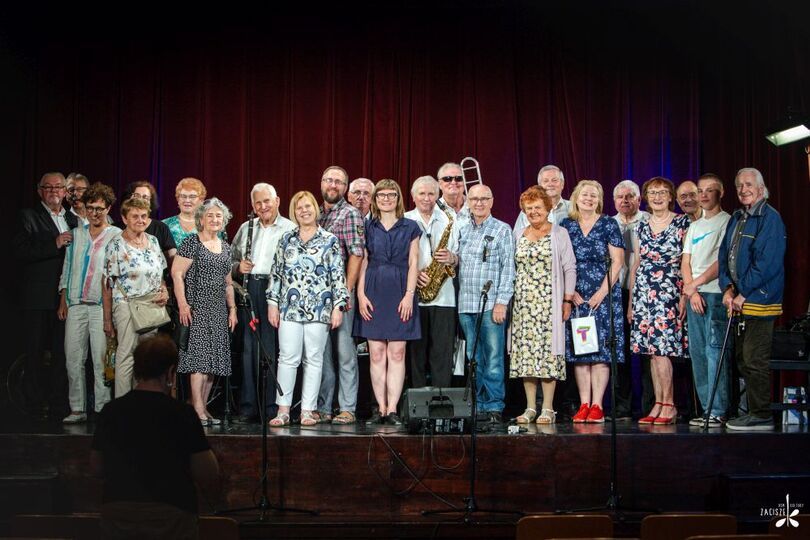 Foto grupowe, muzycy i publiczność na scenie