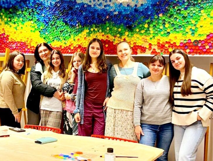 Foto grupowe, uśmiechnięte kobiety na kolorowym tle