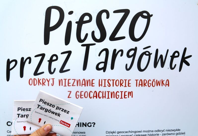 Plansza tytułowa wystawy Pieszo przez Targówek