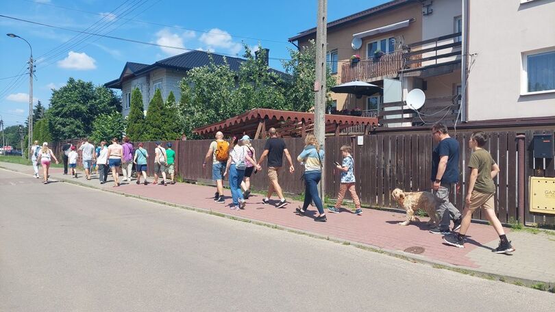 Spacerowicze w osiedlu domów jednorodzinnych