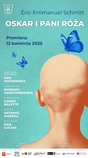 Plakat: Głowa łysego chłopca odwrócona tyłam na niebieskim tle. Na głowie granatowy motylek