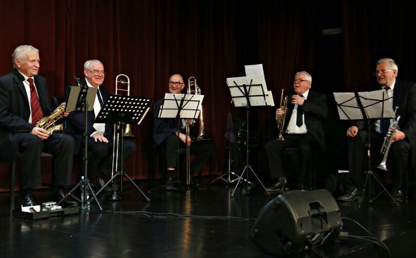 Zdjęcie seniorów grających na scenie