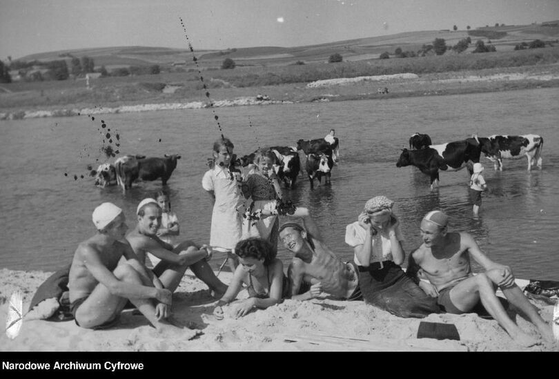 Zdjęcie czarno-białe ludzi wypoczywających nad Wisłą, foto Narodowe Archiwum Cyfrowe