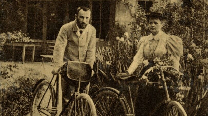 Zdjęcie czarno-białe kobiety i mężczyzny na rowerach