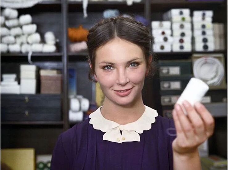 Zdjęcie kolorowe młodej kobiet, foto:https://film.wp.pl/anna-dymna