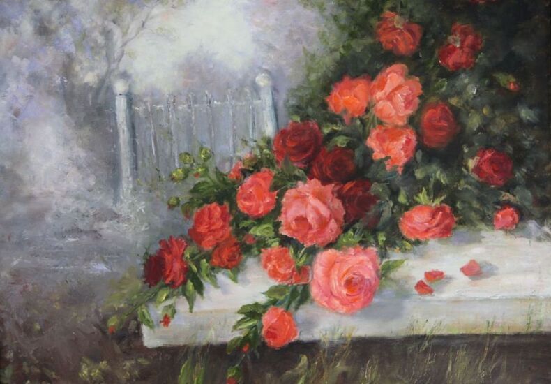 Obraz: różowe róże na stole, w tle biały płotek