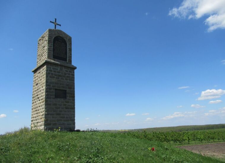 Zdjęcie kapliczki na wzgórzu