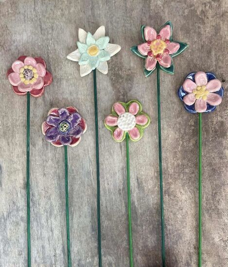 Zdjęcie: sześć ceramicznych kwiatków na długich łodygach