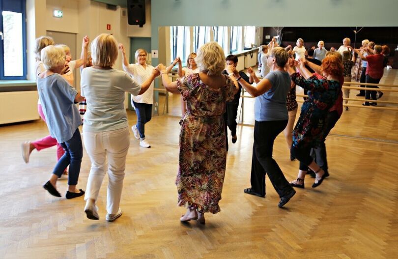 Zdjęcie: Kobiety tańczące w kole