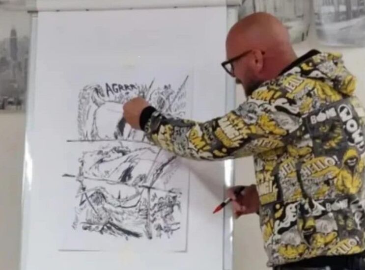 Zdjęcie: Mężczyzna stojący przy flipcharcie