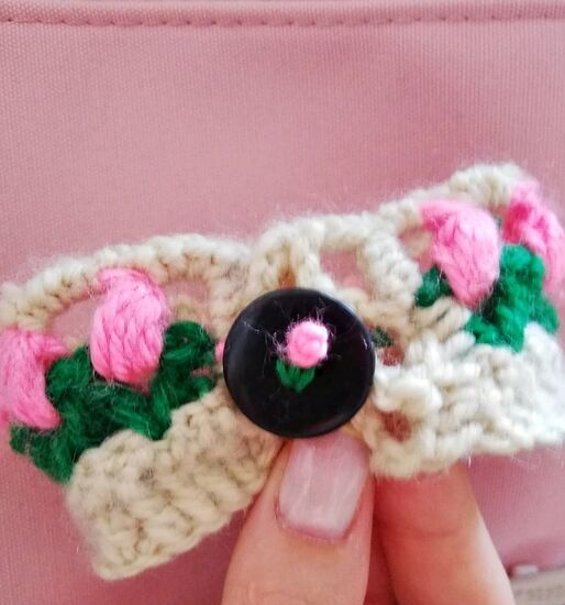 Zdjęcie: bransoletka zrobiona na szydełku, biało- różowa z elementami kwiatowymi