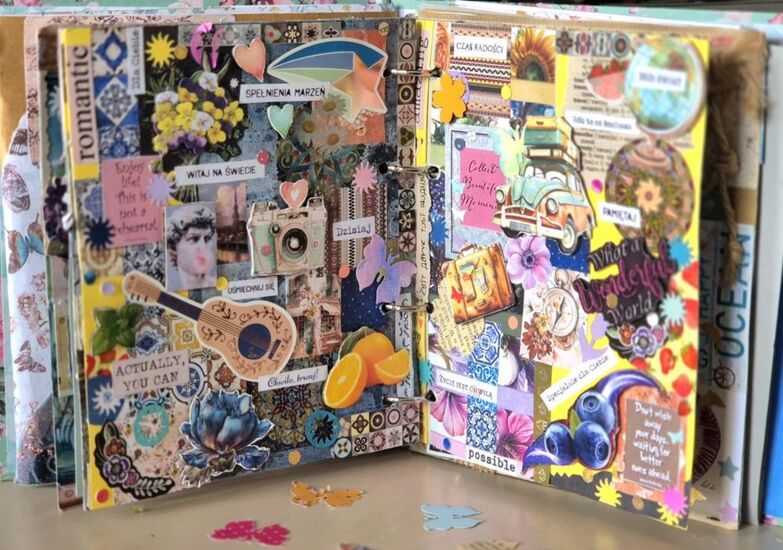 Zdjęcie: otwarta książka z kolażem zdjęć, wycinankami i napisami