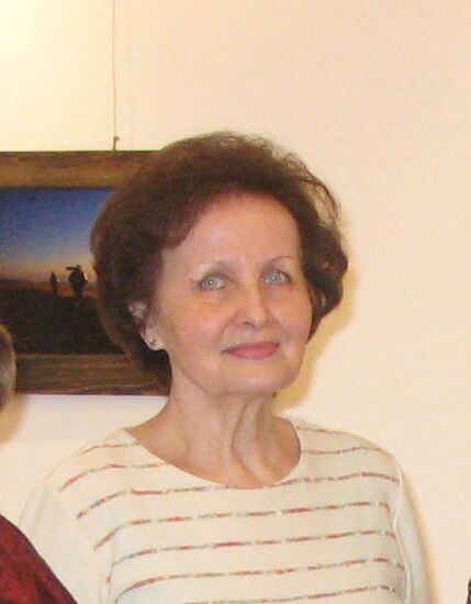 Zdjęcie portretowe kobiety o ciemnych włosach