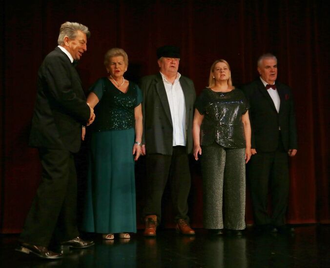 Zdjęcie: Soliści stojący na scenie