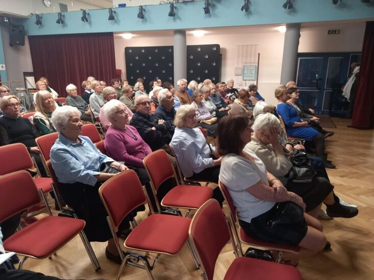 Zdjęcie seniorów siedzących na krzesłach