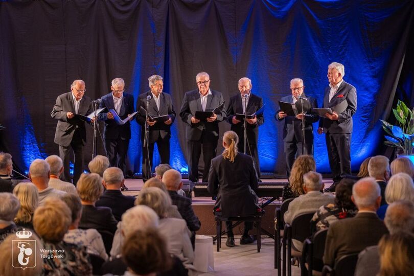 Zdjęcie: Seniorzy śpiewający na scenie