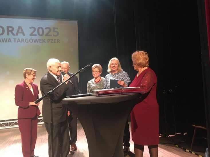 Zdjęcie seniorów na scenie