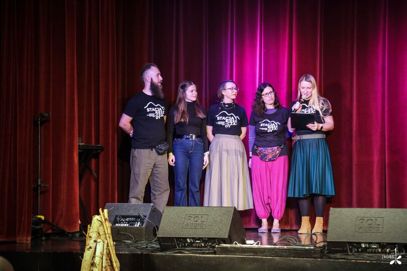 Zdjęcie: Cztery kobiety i mężczyzna na scenie, kobieta w długich blond włosach z mikrofonem w ręku