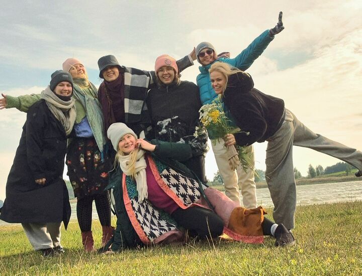 Zdjęcie grupowe: młode kobiety w zimowych strojach, nad brzegiem wody