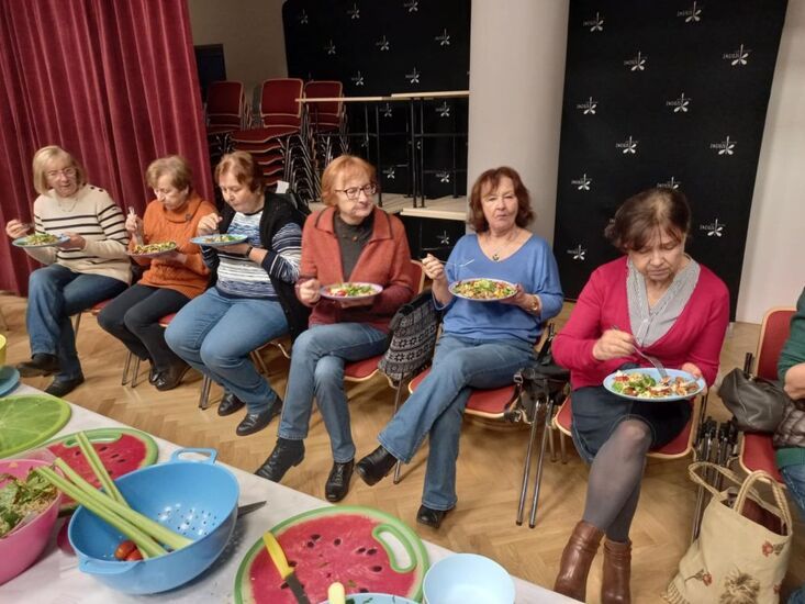 Zdjęcie kobiet siedzacych