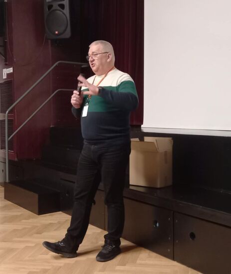 Zdjęcie starszego mężczyzny w biało-zielono-niebieskim swetrze