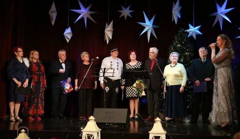 Zdjęcie: Seniorki i seniorzy na scenie