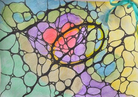 Zdjęcie: rysunek neurograficzny, zielony, żółty, fioletowy i czerwony, w środku okrąg z czarną obwódką