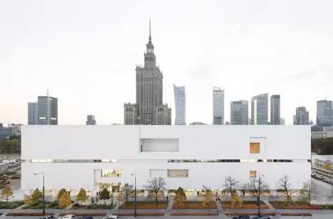 Zdjęcie: Biały prostokątny budynek, foto: https://www.architekturaibiznes.pl/