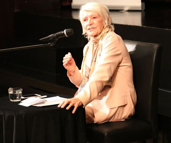 Zdjęcie: Starsza kobieta siedząca przy stoliku