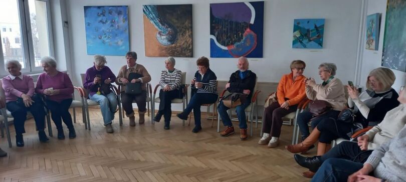 Zdjęcie: Siedzące seniorki uczestniczące na spotkaniu Klubu Podróżnika