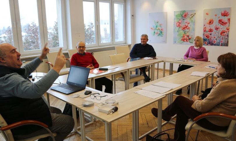 Zdjęcie: grupa osób dorosłych siedzących przy stole, cztery kobiety, dwóch mężczyzn