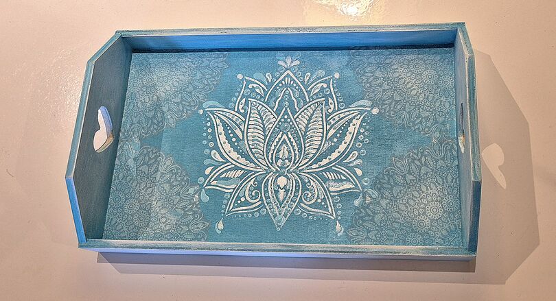 Zdjęcie: niebieska zdobiona taca na beżowym tle