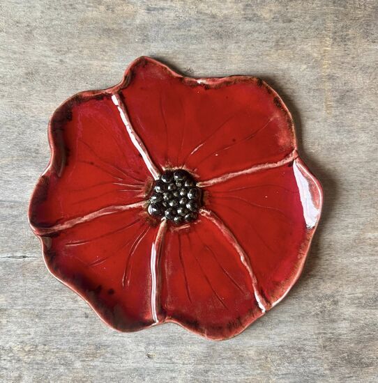 Zdjęcie: Ceramiczny talerz kwiat z czarnymi drobinkami po środku