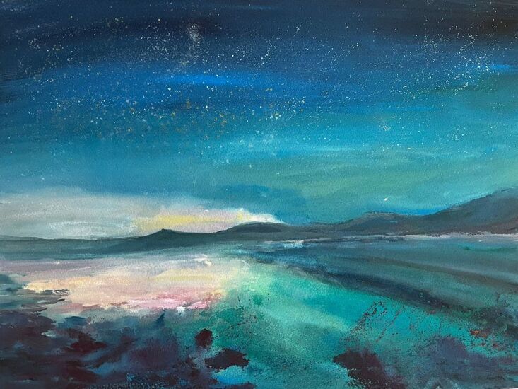 Zdjęcie: Grafika przedstawiająca nocny krajobraz nad spokojnym jeziorem lub morzem, z odbiciem delikatnego światła na wodzie, białe punkty na niebie. W tle widoczne wzgórza lub linia horyzontu.