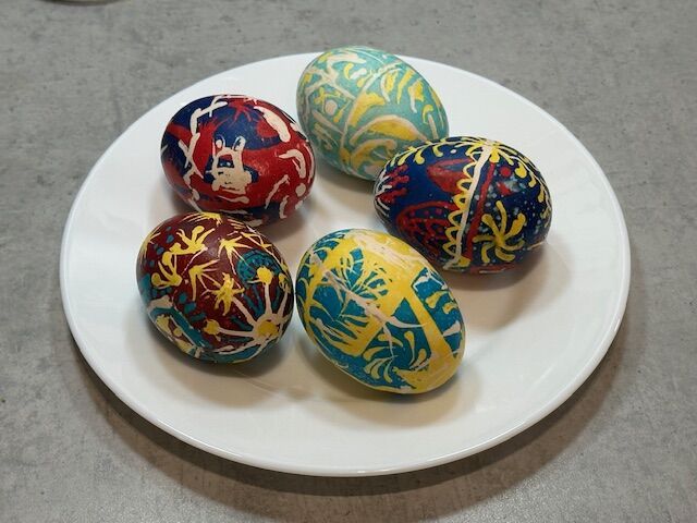 Zdjęcie: pięć kolorowych pisanek na talerzu