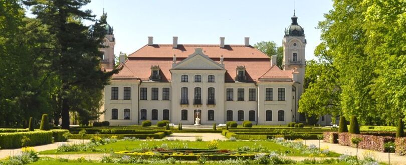 Zdjęcie pałacu w otoczeniu drzew, foto:https://www.muzeumzamoyskich.pl/