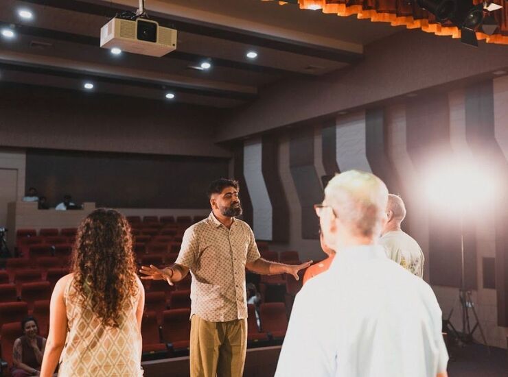 Zdjęcie mężczyzny i seniorki i seniora, foto:https://u-jazdowski.pl/edukacja/jesli-moje-cialo-jest-domem-