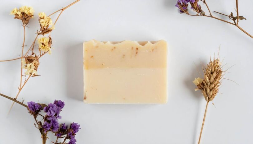 Zdjęcie: mydełko w kształcie prostokąta, w kolorze beżowym, ręcznie robione