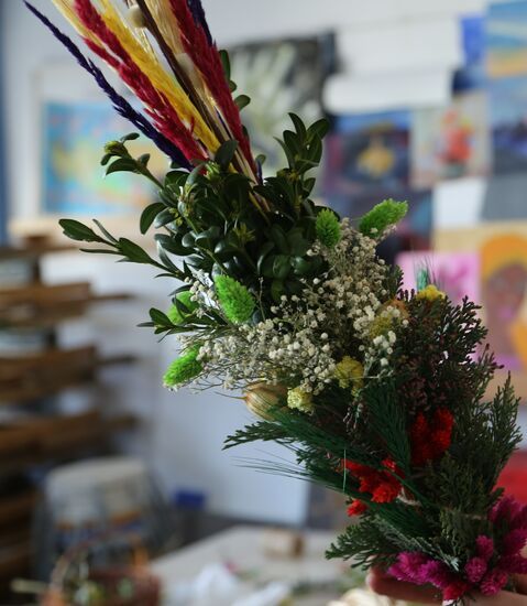 Zdjęcie: palma wielkanocna wykonana z naturalnych materiałów