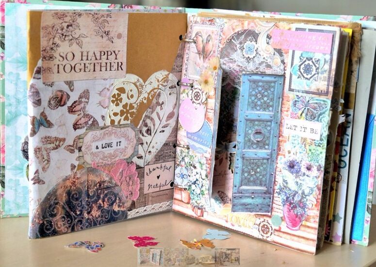 Zdjęcie: album wykonany w technice scrapbookingu, w kolorach pastelowych, z przewagą różu i błękitu