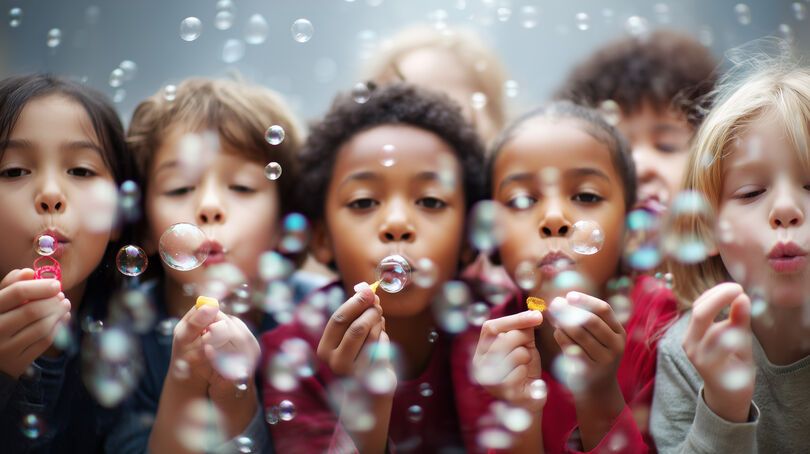 Zdjęcie: grupa dzieci robiących bańki