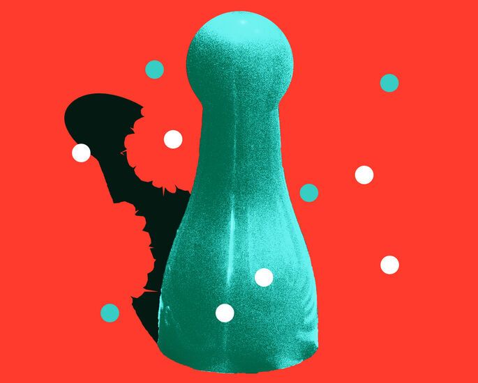 Grafika: zielony pionek do gry, w tle jego czarne tło rozpadające się, pomarańczowe tło