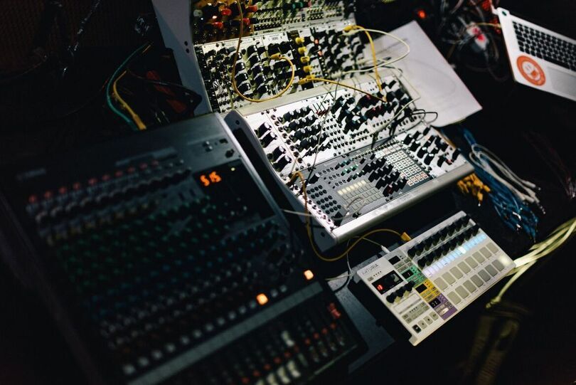 Zdjęcie: konsole miksujące z kablami, sprzęt audio z żółtymi kablami